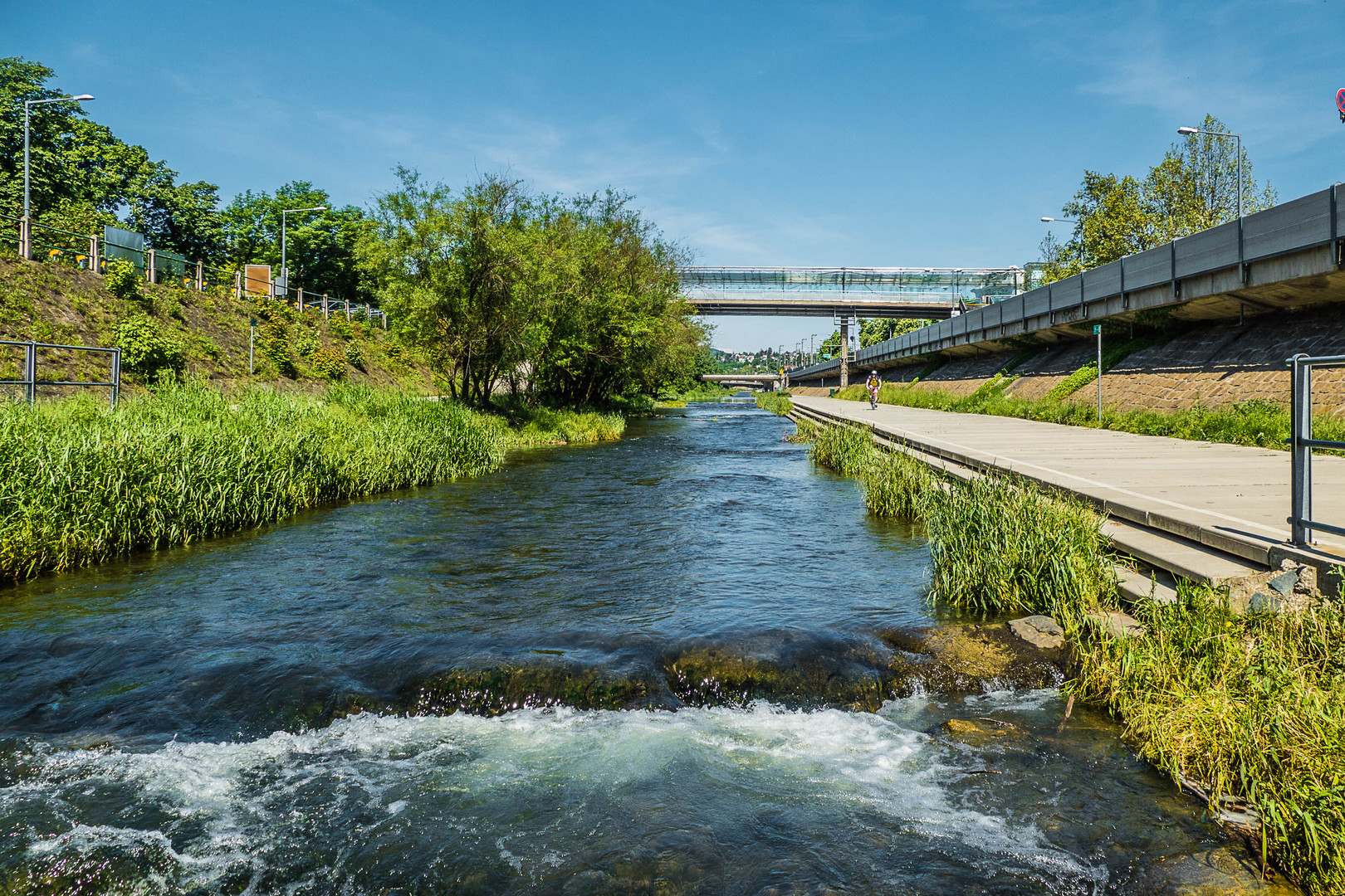 Wienfluss (16) Blick auf den verglasten Steg zum Bahnhofsgebäude