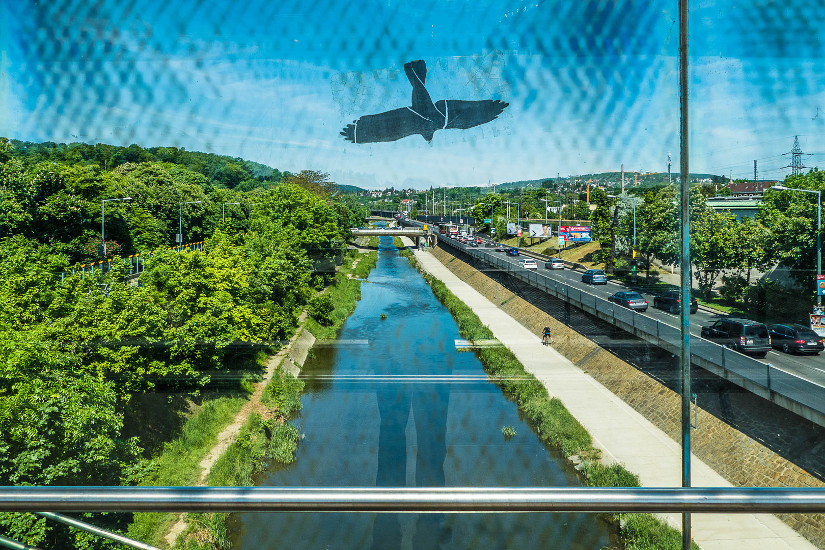 Wienfluss (17) Blick vom verglasten Fußgängersteg auf den Wienfluss