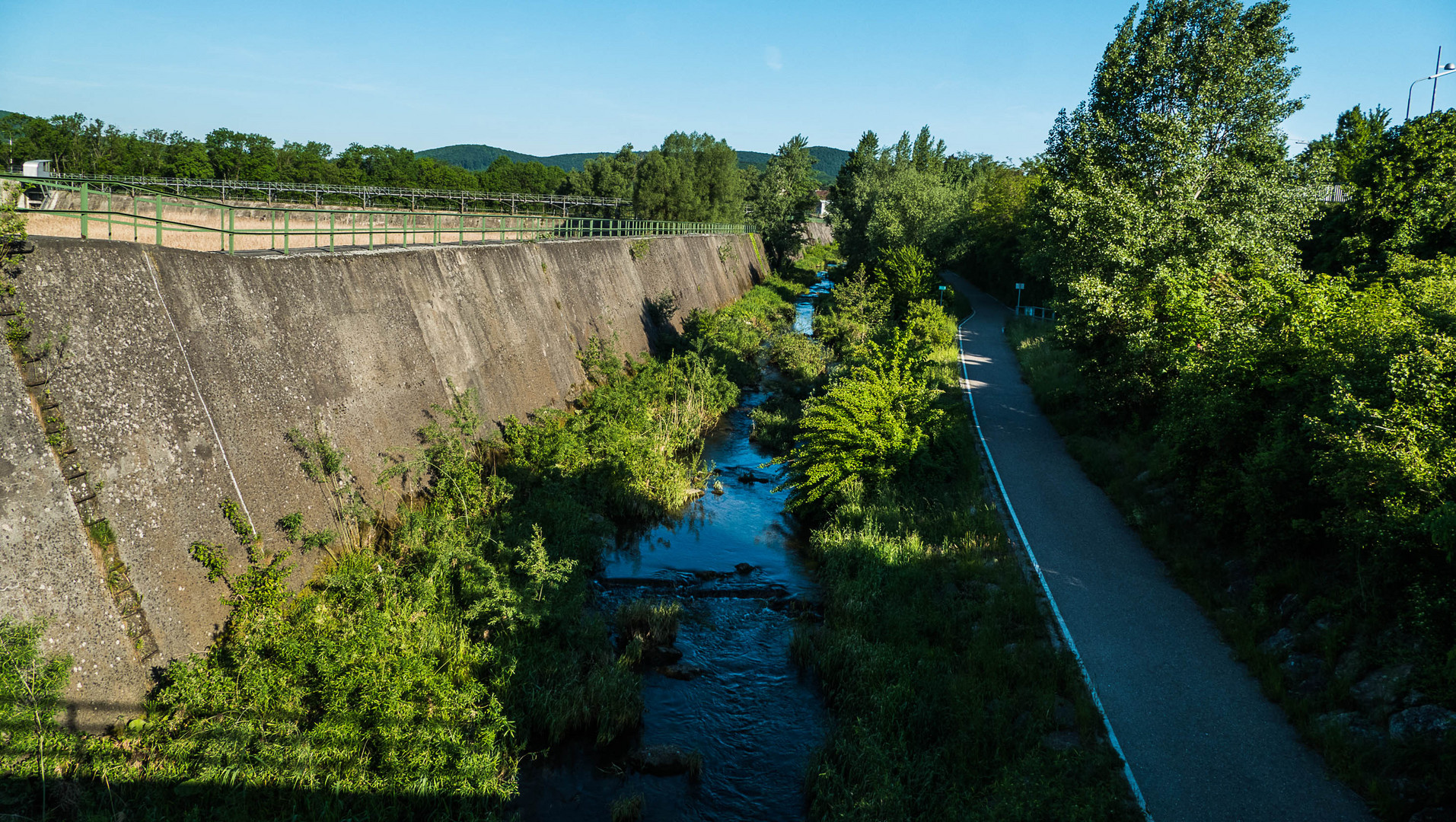 Wienfluss - Geh- und Radweg (etwa in Höhe der Bahnhaltestelle "Wolf in der Au".