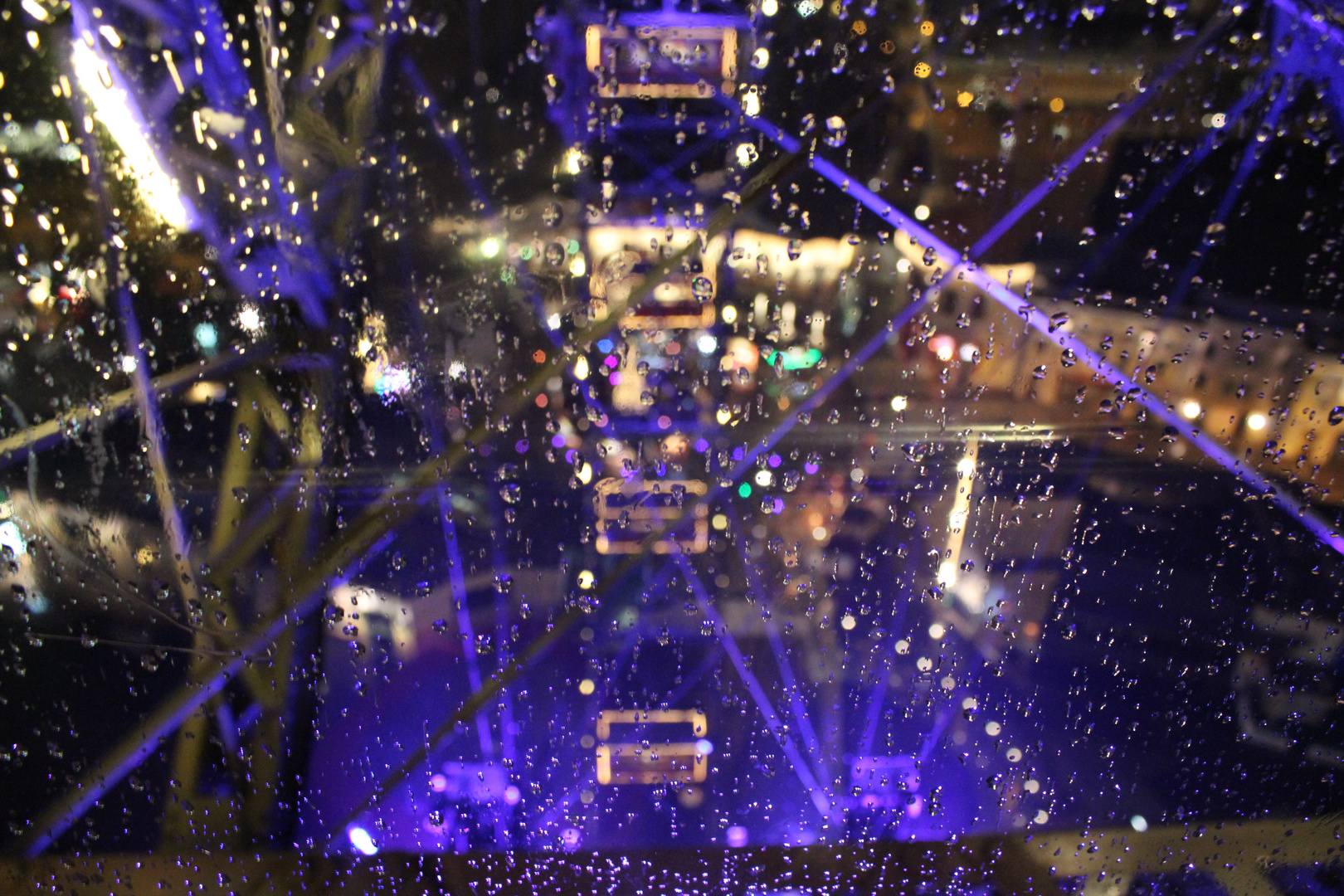 Wiens Riesenrad bei Nacht und Regen.