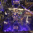 Wiens Riesenrad bei Nacht und Regen.