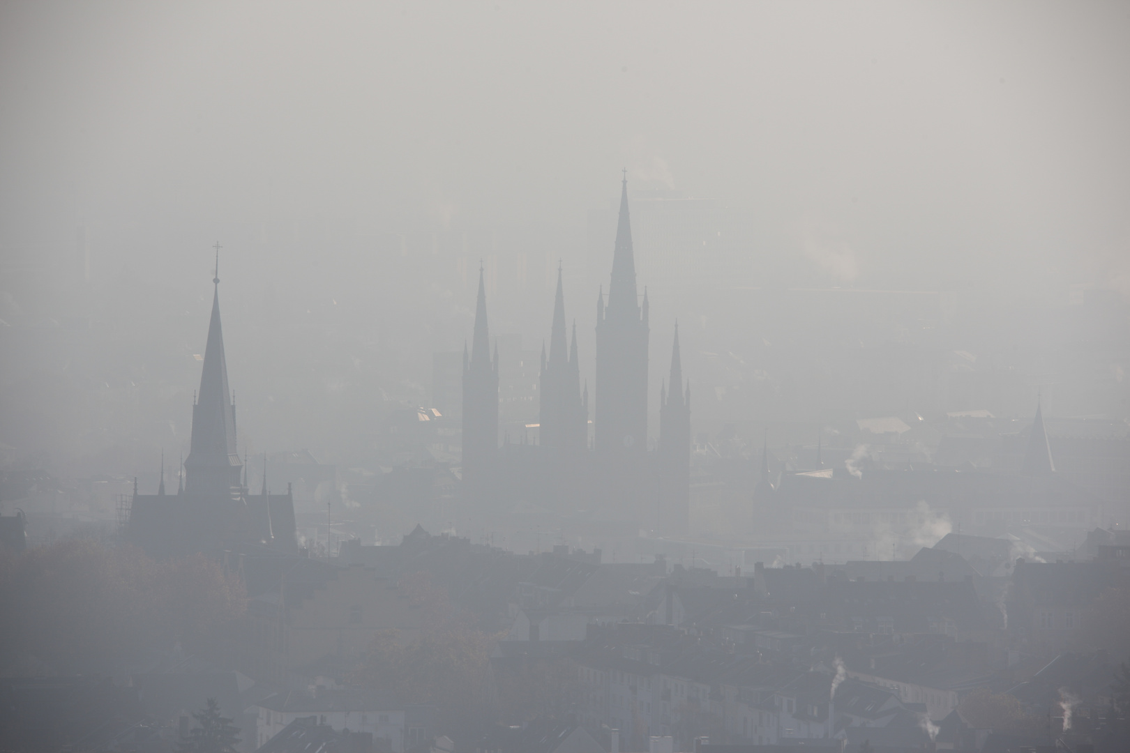 Wiesbaden im Herbstnebel