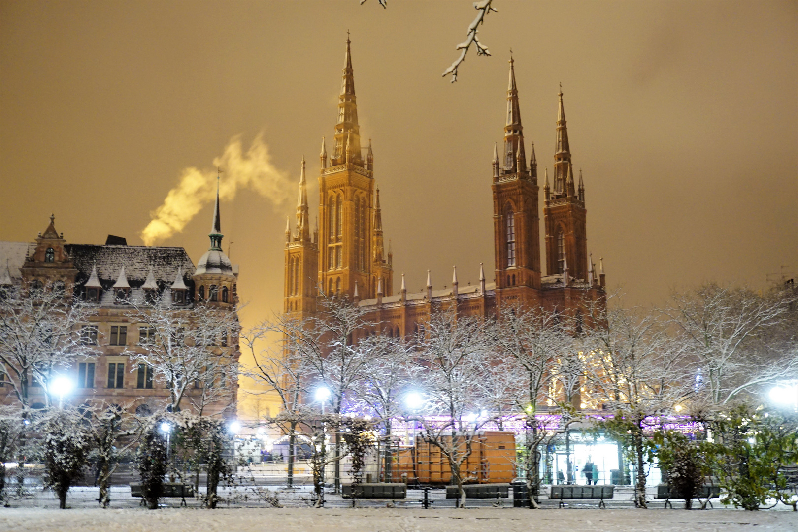 Wiesbaden im Winter, Rathaus und Marktkirche