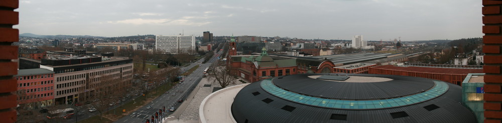 Wiesbadener Hauptbahnhof und vorne das Lilien-Carre