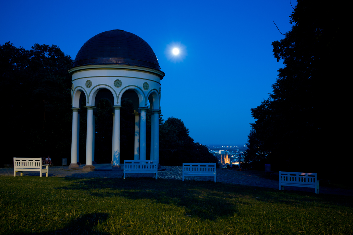 Wiesbadener Mond vom Neroberg mit Marktkirche