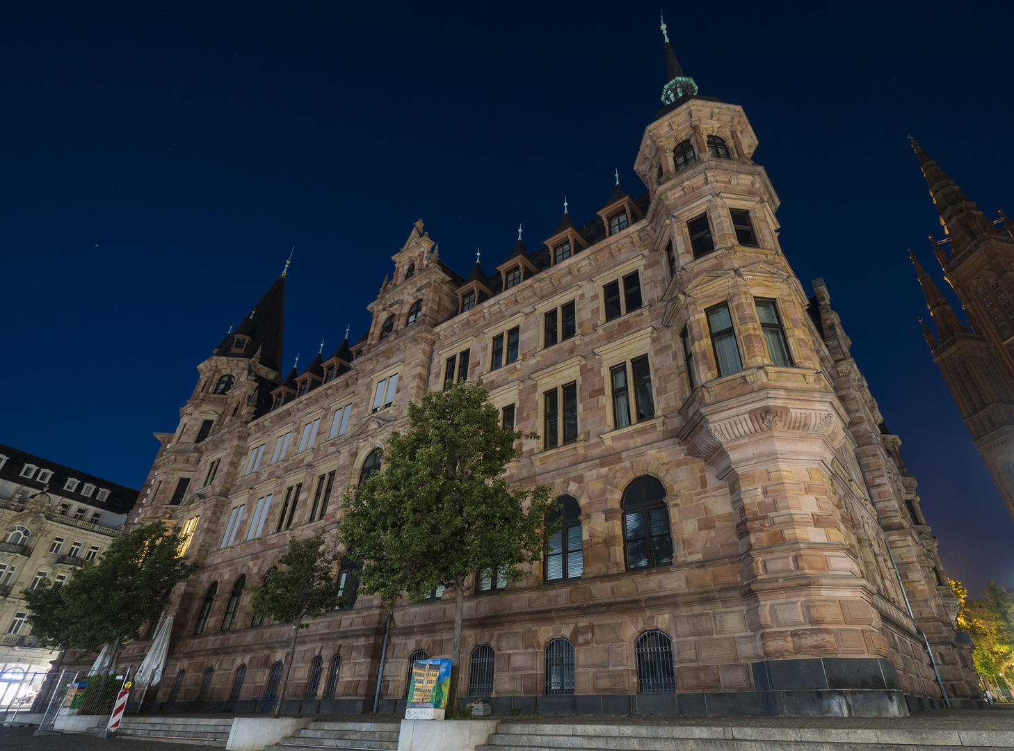 Wiesbadener Rathaus bei Nacht