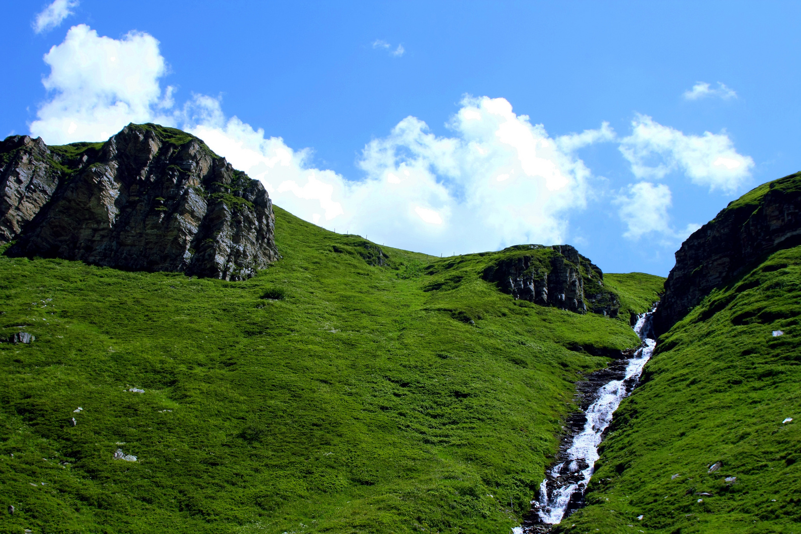 Wiese, Felsen und Tauwasser