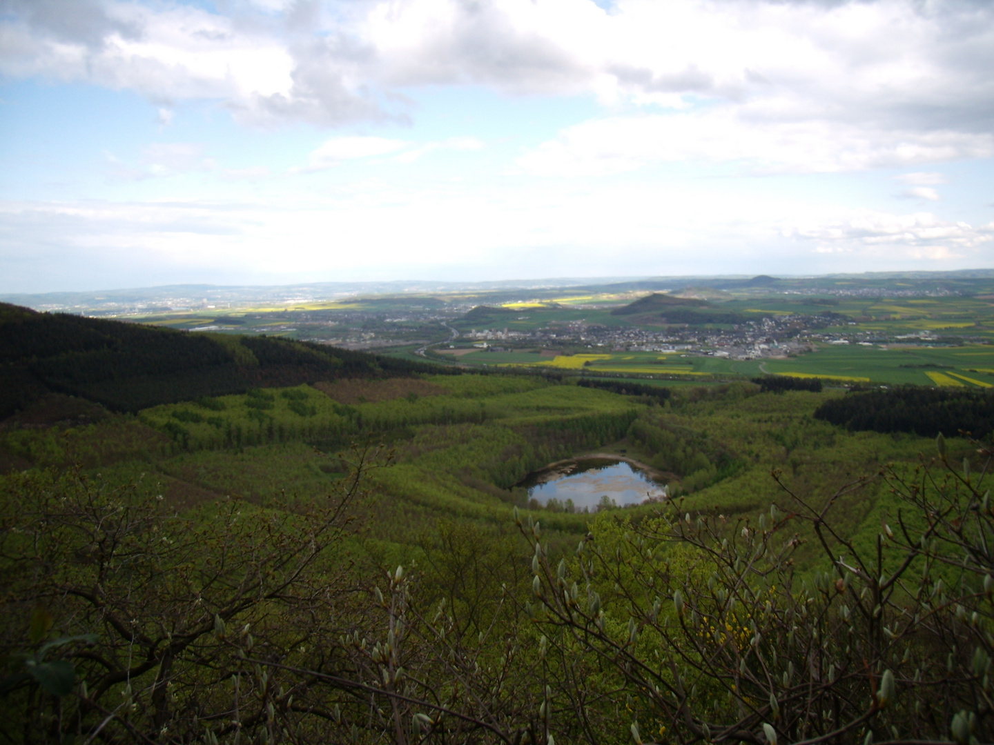 Wiese mit Blick aufs dorf