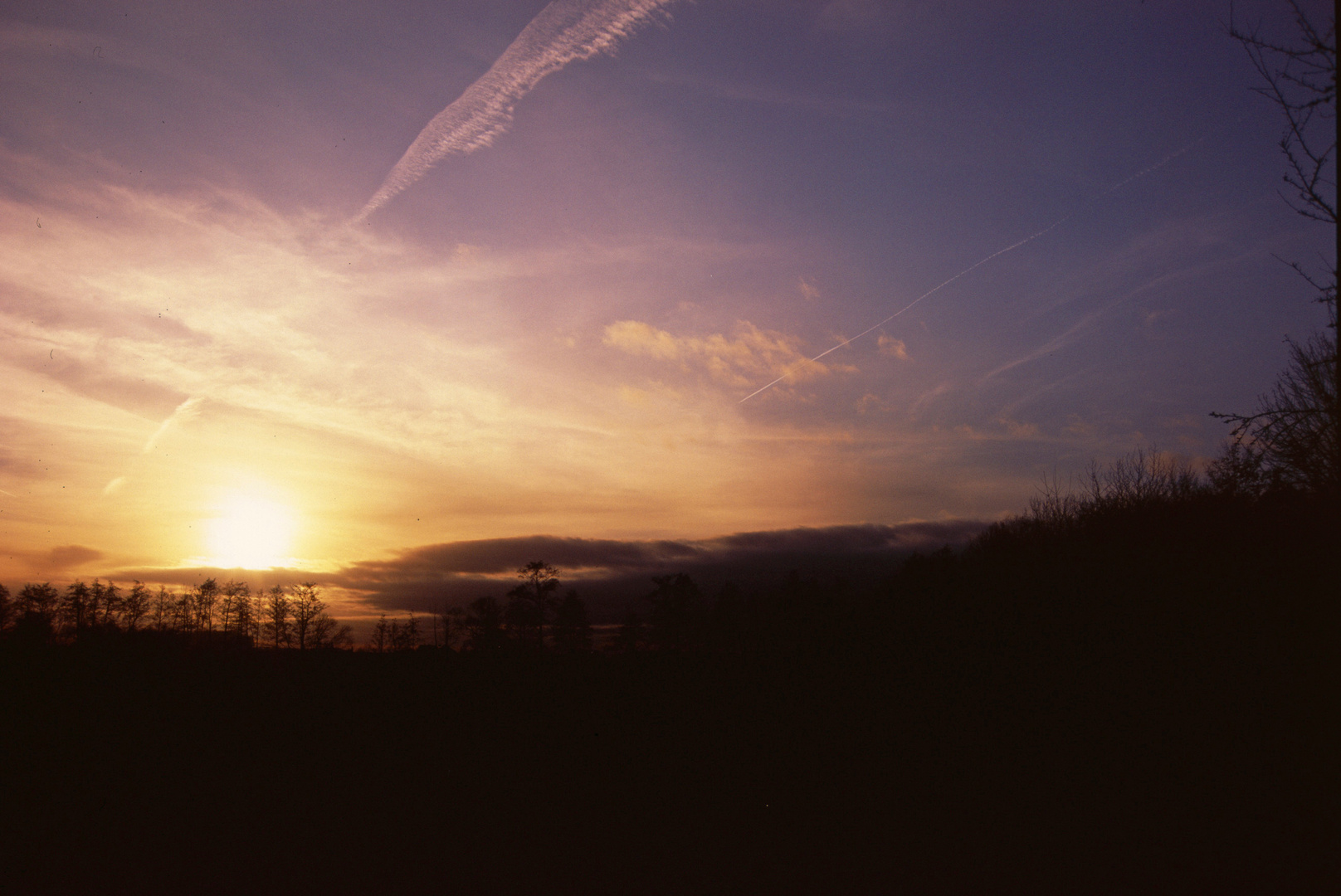 Wiese mit Sonnenuntergang