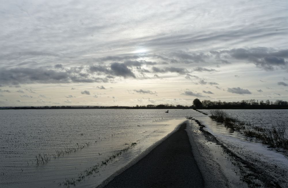 Wiesen und Felder unter Wasser.