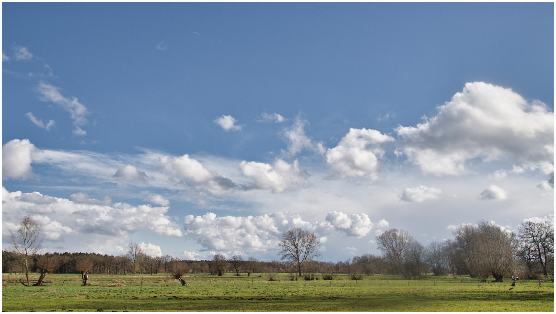 Wiesen und Wolken