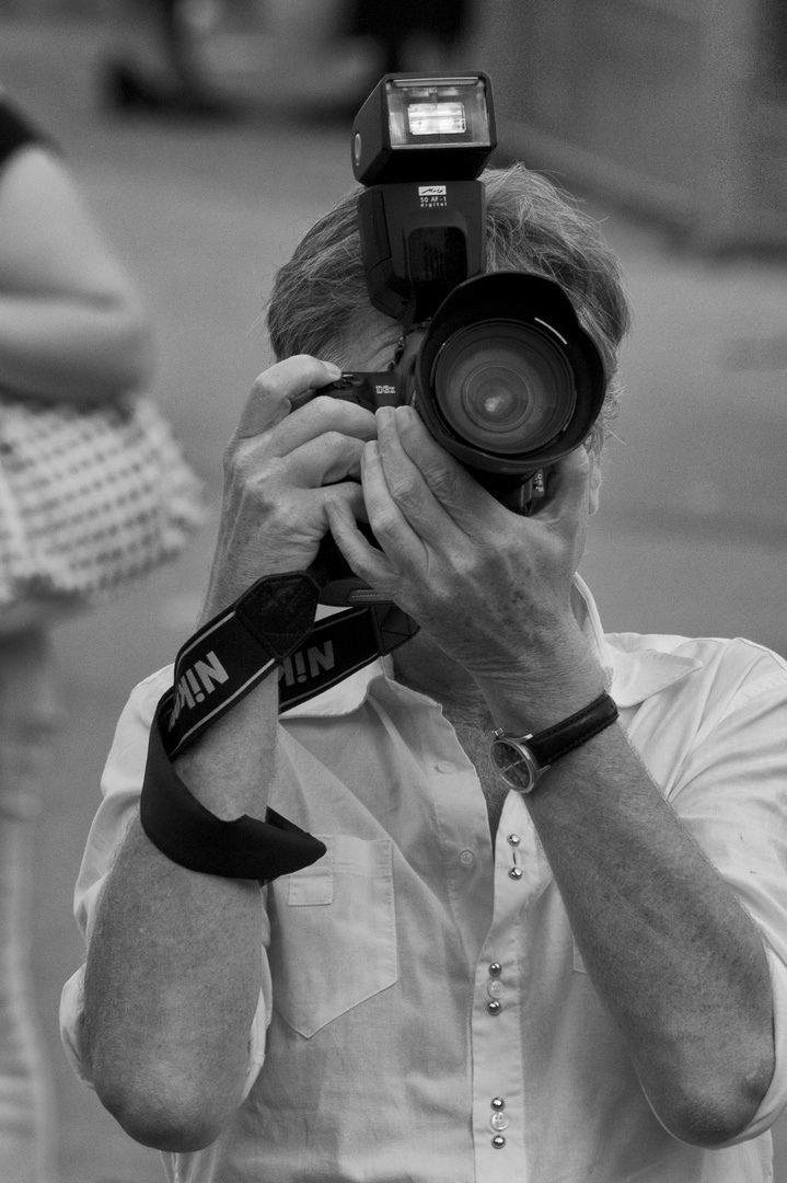 Wiesenbesucher fotografieren die Bavaria 10