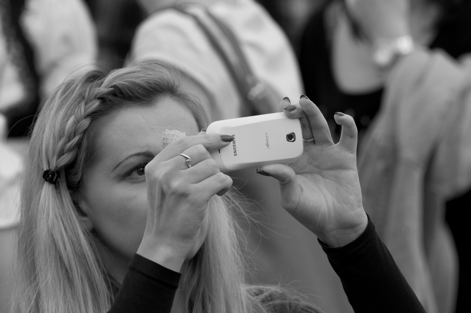 Wiesenbesucher fotografieren die Bavaria 11