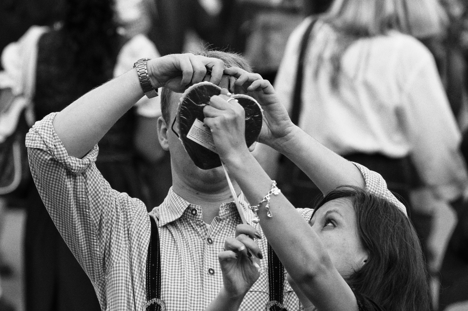 Wiesenbesucher fotografieren die Bavaria 12