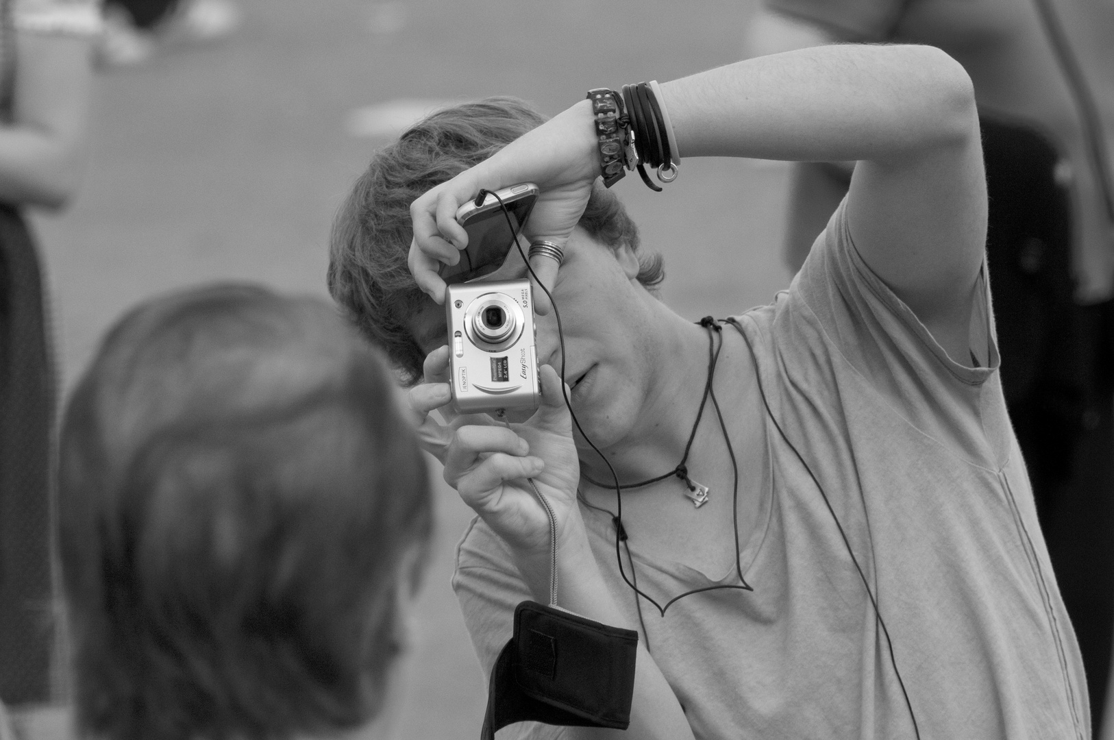 Wiesenbesucher fotografieren die Bavaria 13