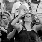 Wiesenbesucher fotografieren die Bavaria 14