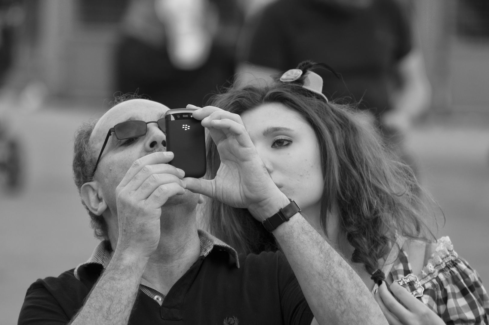 Wiesenbesucher fotografieren die Bavaria 15