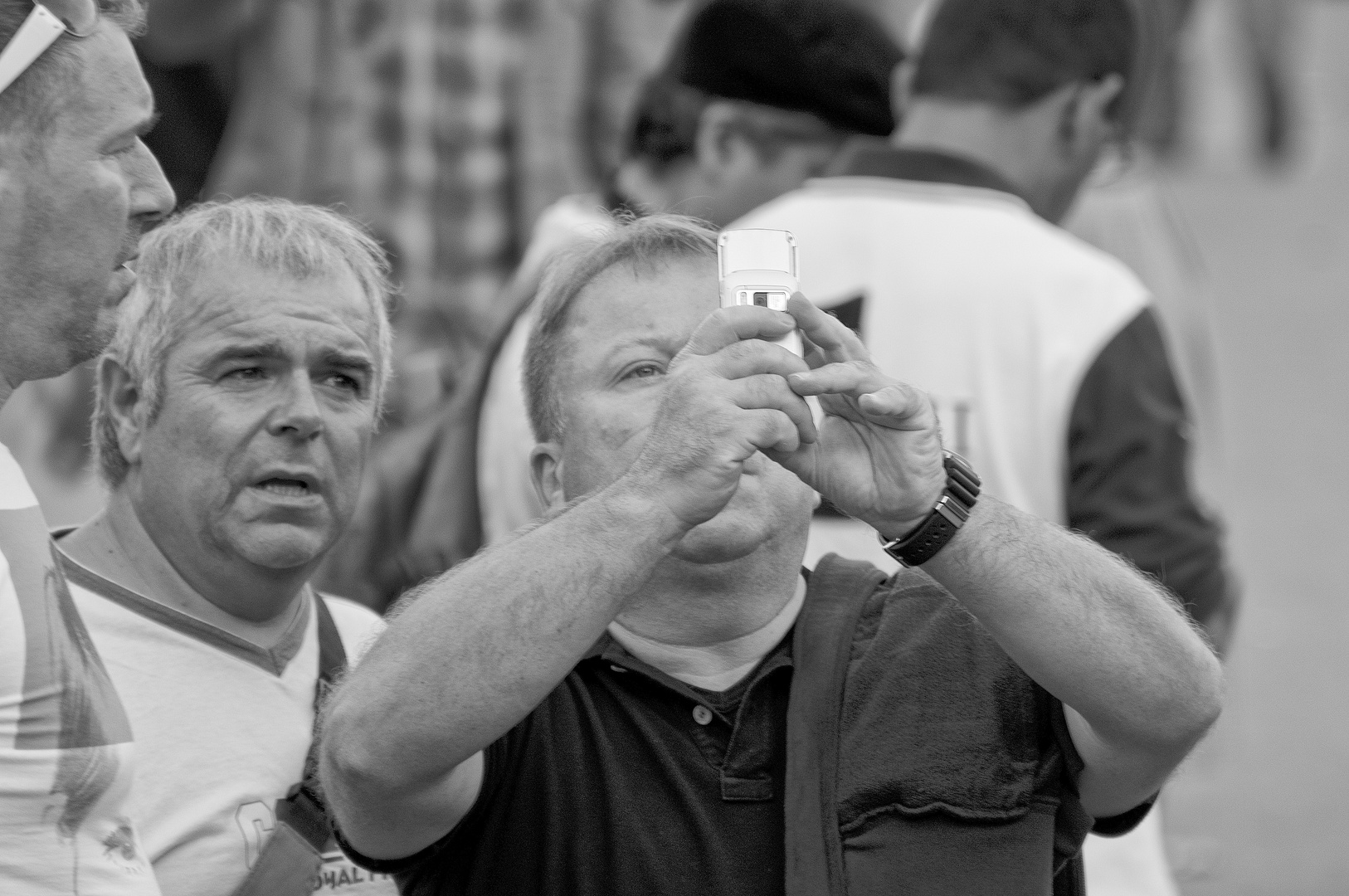 Wiesenbesucher fotografieren die Bavaria 16