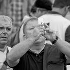 Wiesenbesucher fotografieren die Bavaria 16