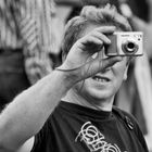 Wiesenbesucher fotografieren die Bavaria 3