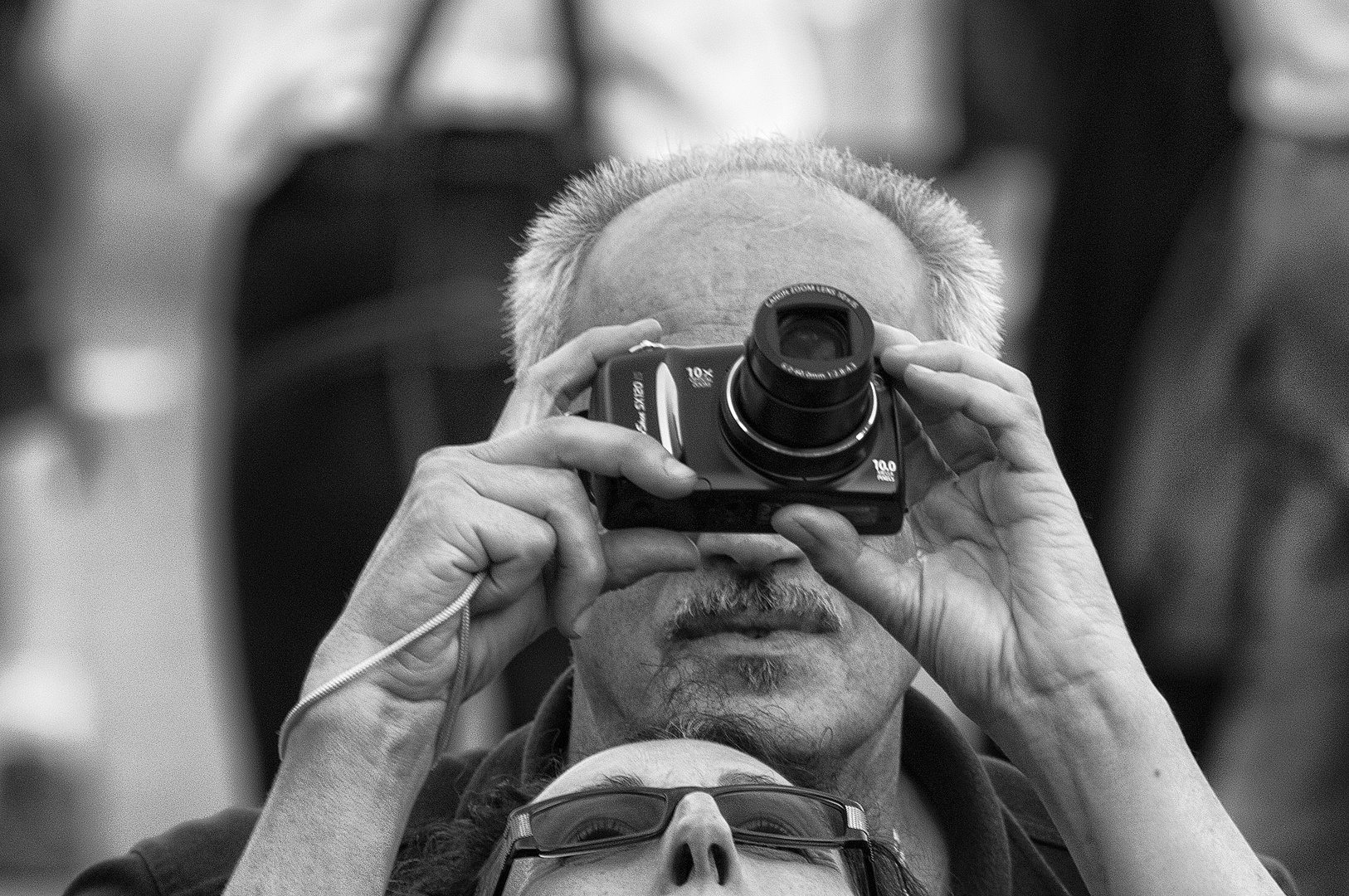 Wiesenbesucher fotografieren die Bavaria 4