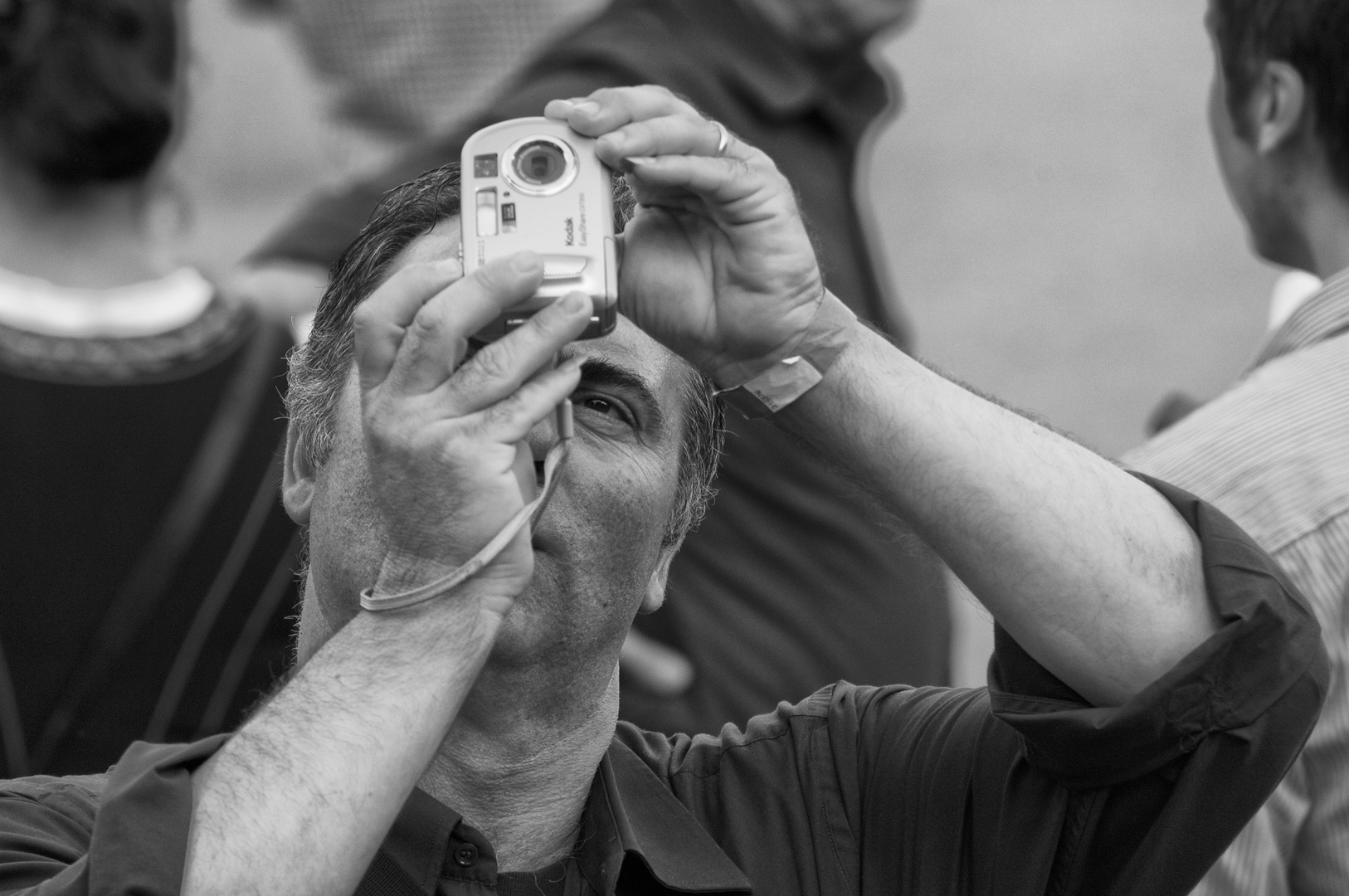 Wiesenbesucher fotografieren die Bavaria 7