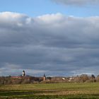 Wiesenburg von der Sonne angestrahlt