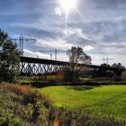 Wiesengrund mit Eisenbahnbrücke