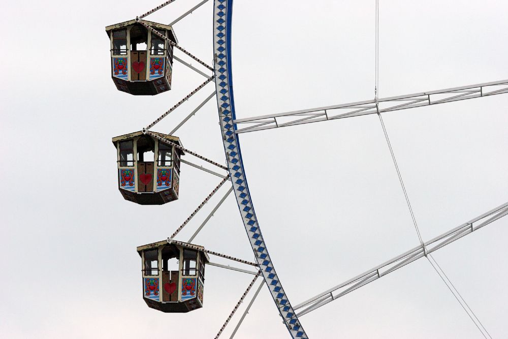 Wiesn 2009 - Das Riesenrad steht (noch) - Teil 1