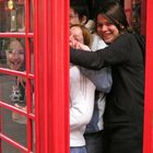 Wieviel Mädels gehen in eine englische Telefonzelle?