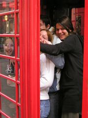 Wieviel Mädels gehen in eine englische Telefonzelle?