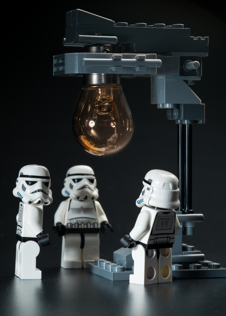 wieviele stormtrooper benötigt man um eine glühbirne zu wechseln?