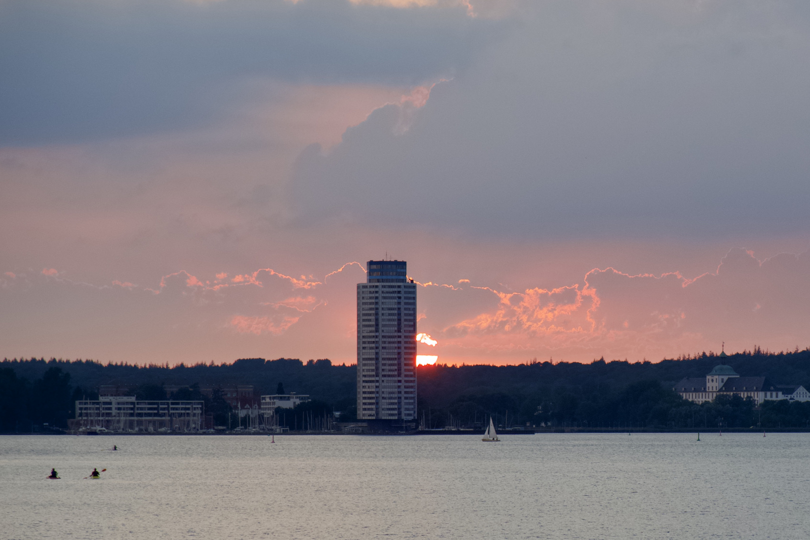 Wikingturm vor untergehender Sonne