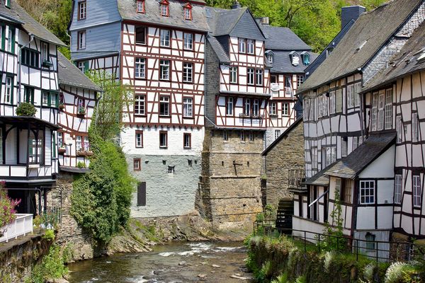 Wild schlängelt sich die Rur durch Monschau in der Eifel / NRW.....