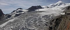 Wild und tief zerklüftet präsentiert sich der Feegletscher...