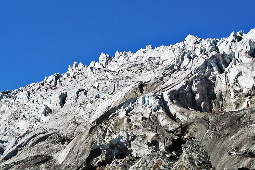 Wild zerklüfteter Feegletscher oberhalb des Spielbodens der...