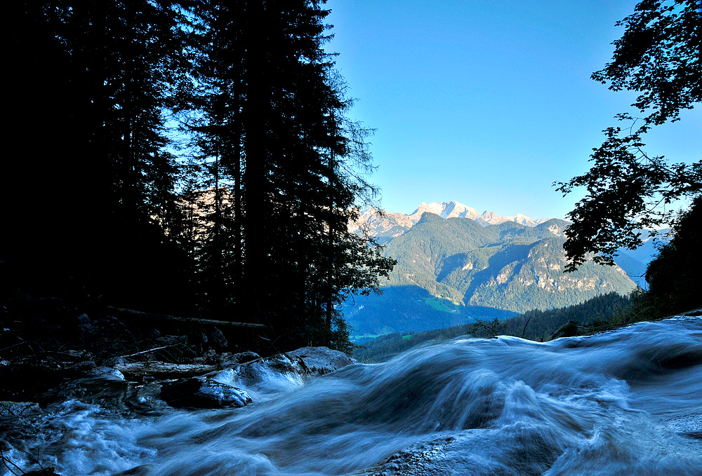 Wildbach mit Blick in die Loferer Steinberge