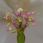 Wildblumen-Strauss mit gemalter Vase