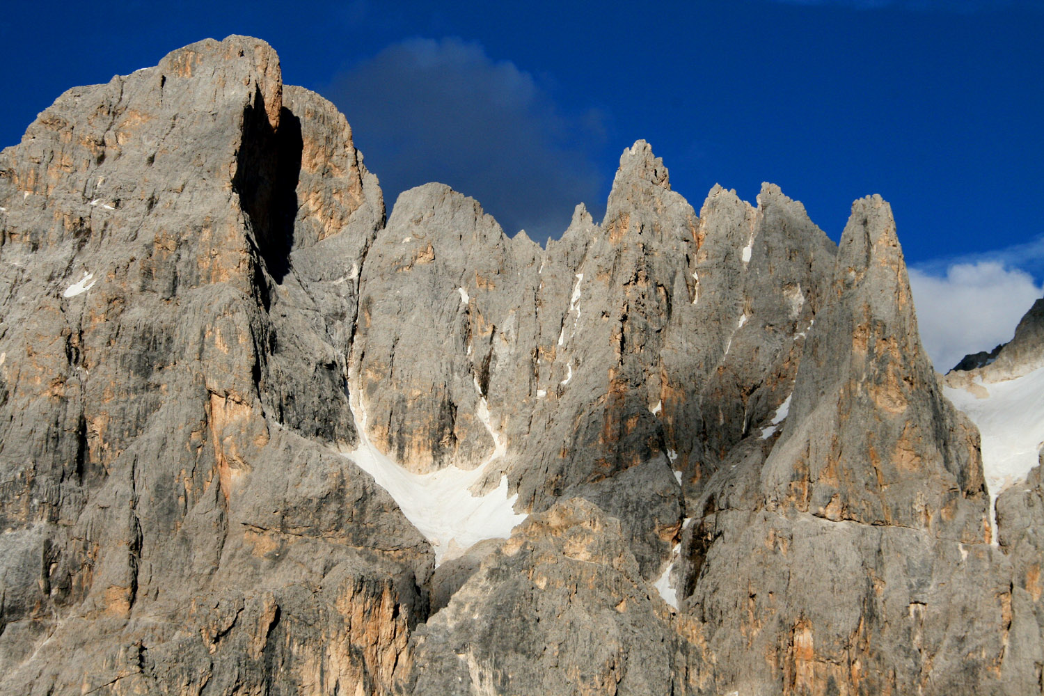 Wilde Felsgrate an der Cima dei Bureloni