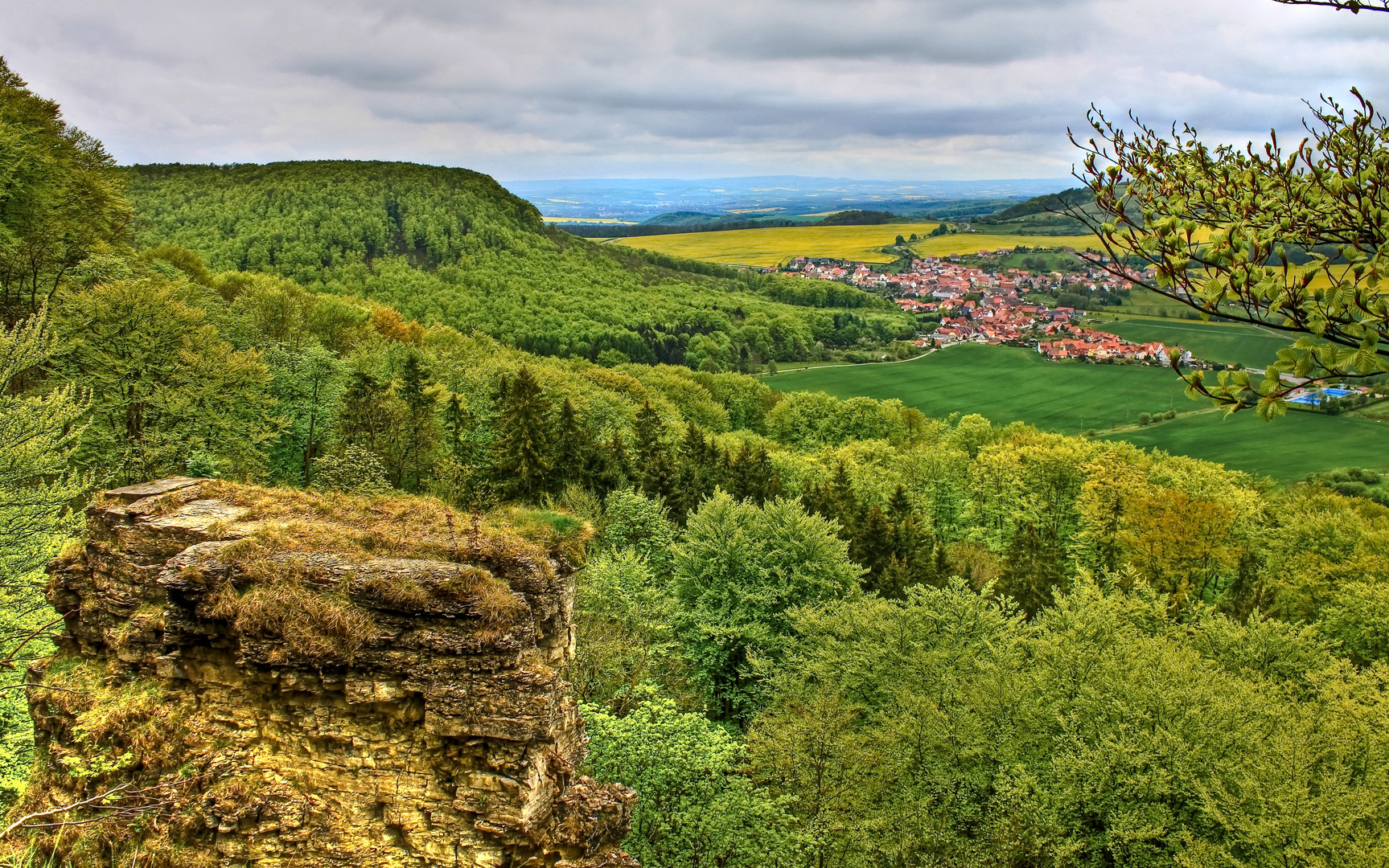 Wilde Kirche mit Blick auf Holungen(im Eichsfeld)