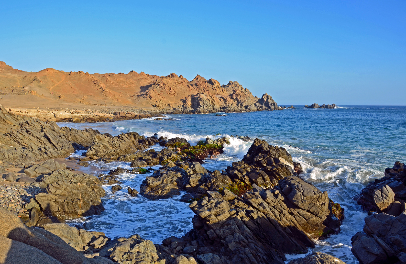 Wilde Küstenlandschaft in der Bucht von Puerto Inka