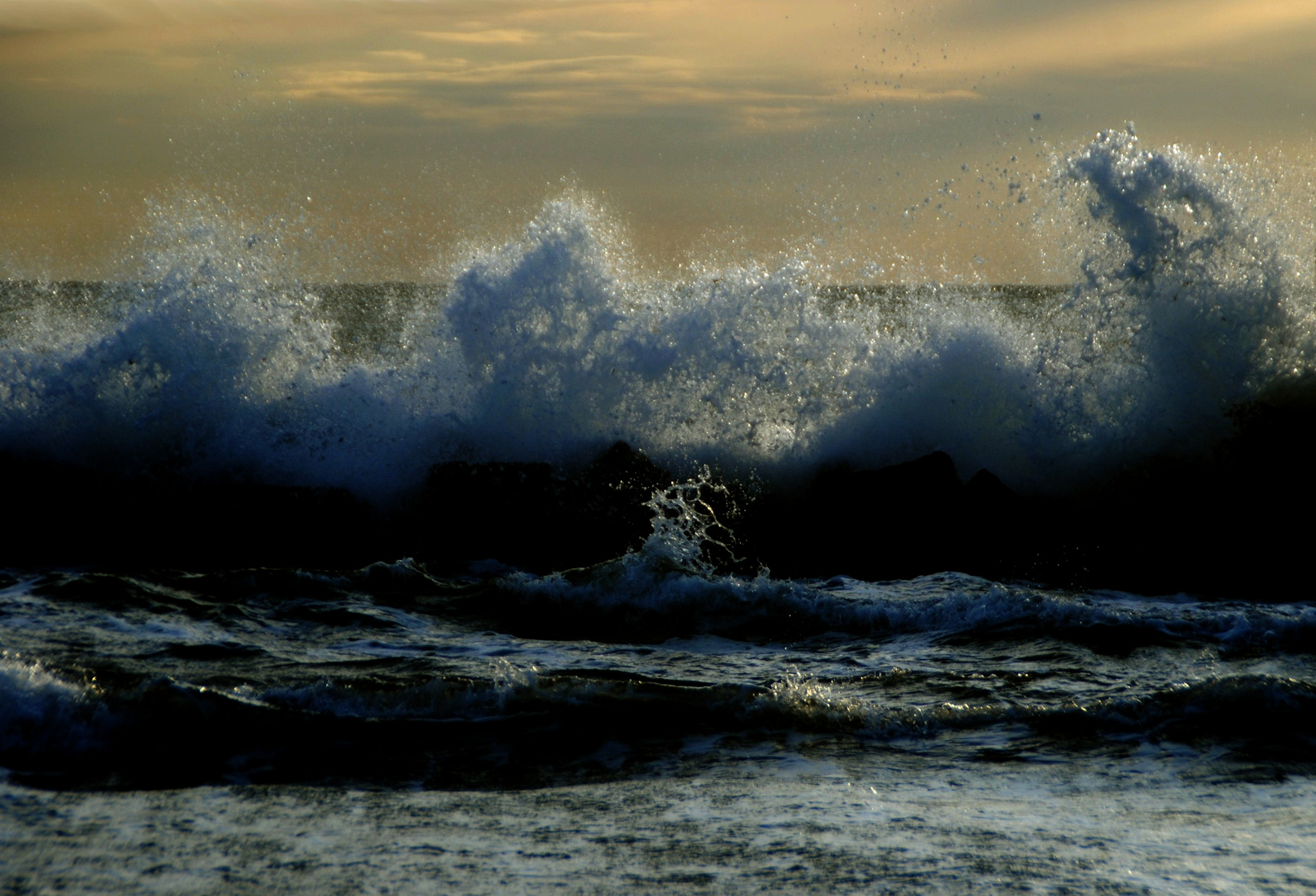 Wilde Ostsee am Abend