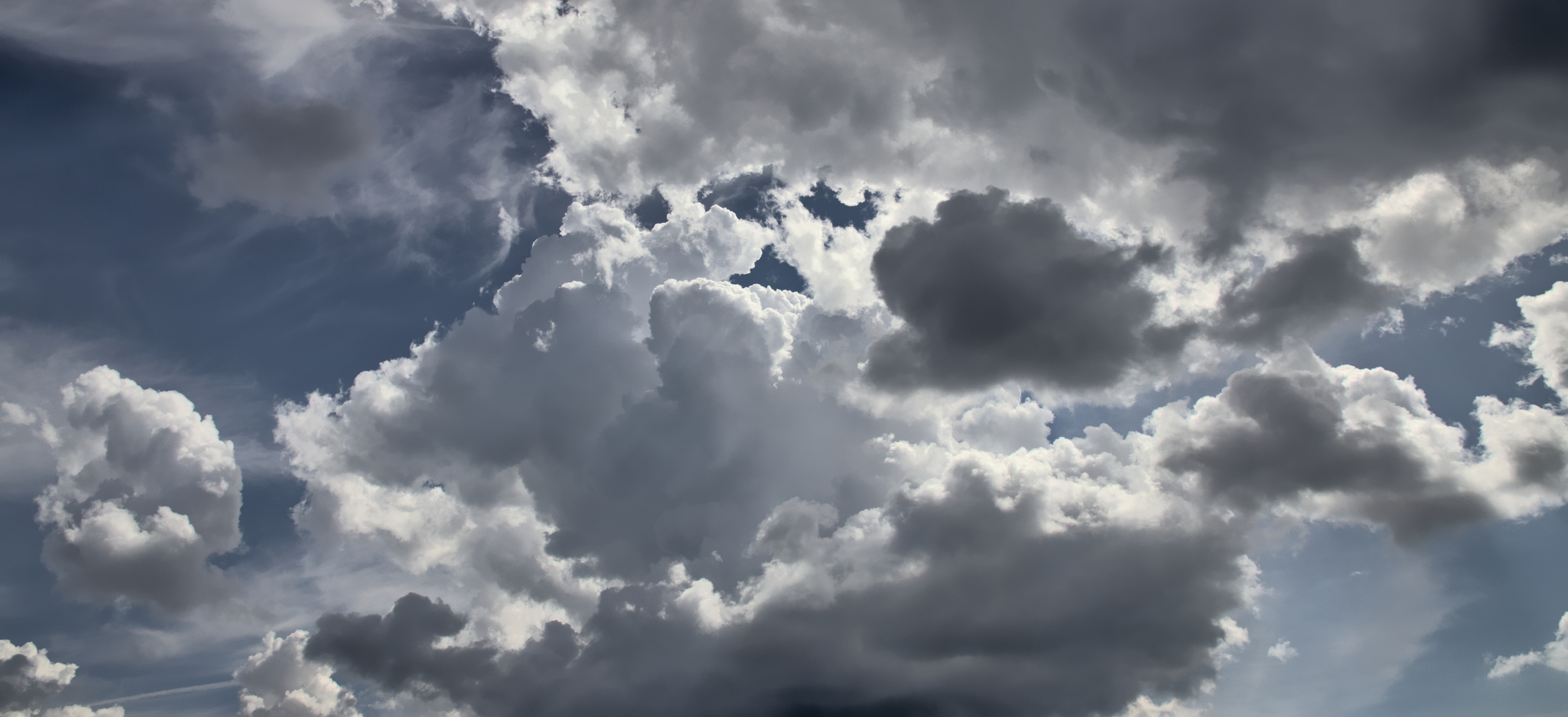 ... wilde Wolken über dem Belchen ...