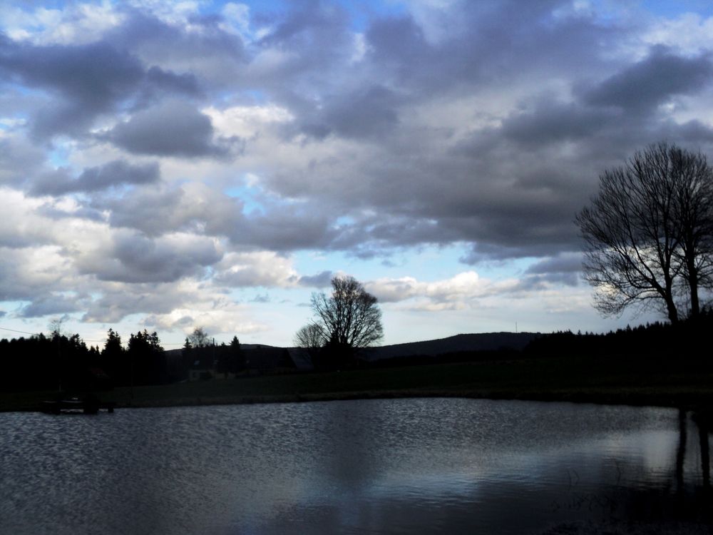 Wilde Wolken , welliges Wasser