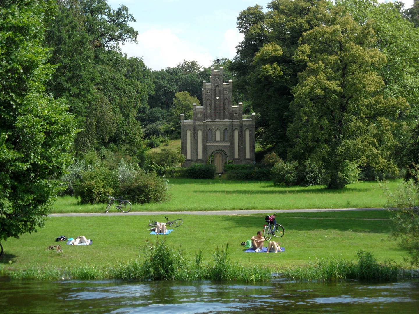 Wilder Badestrand im Park Babelsberg mit Matrosenhaus