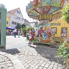 Wildes Treiben auf dem kleinstädtischen Volksfest