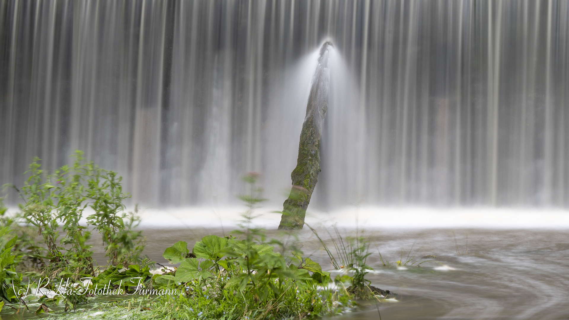 Wildes Wasser an der Staumauer