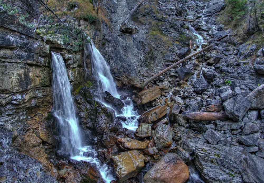 Wildes Wasser an schroffen Felsen.