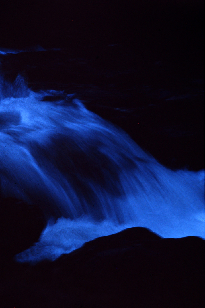 Wildes Wasser in den kanadischen Rockies (Mondlicht)