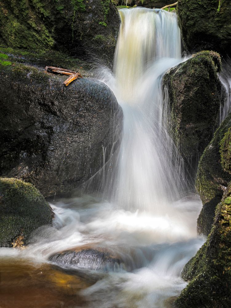 Wildes Wasser mit korrigiertem Rand